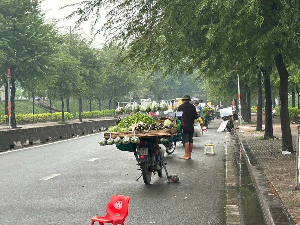 chợ tự phát (1).jpg