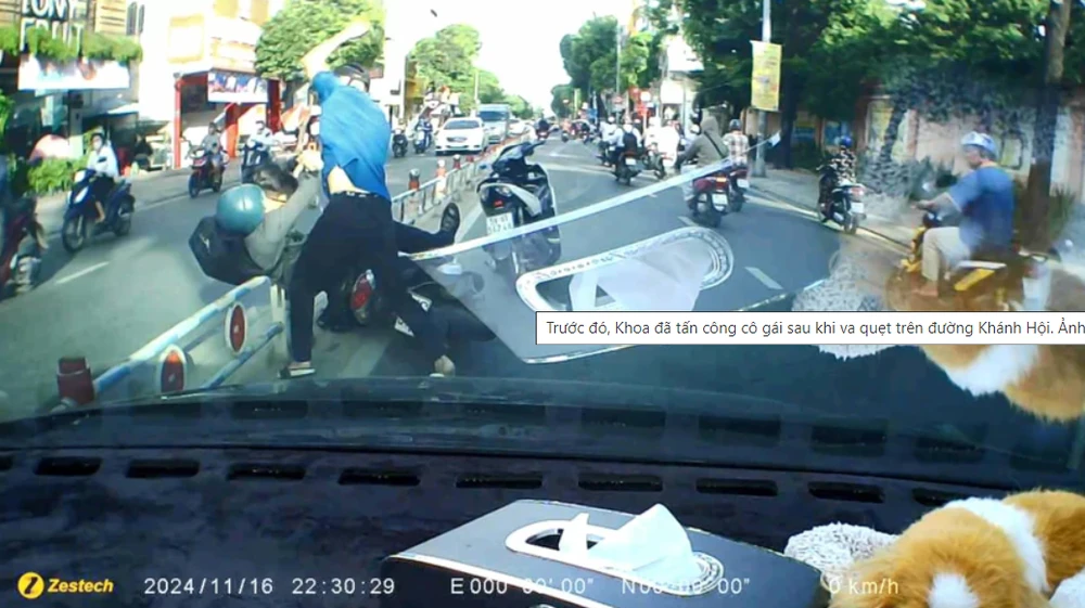 Trước đó, Khoa đã tấn công cô gái sau khi va quẹt trên đường Khánh Hội, quận 4. Ảnh cắt từ clip