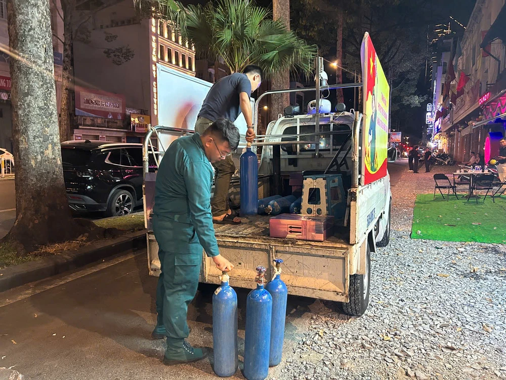 phố đêm Bùi Viện (4).jpg