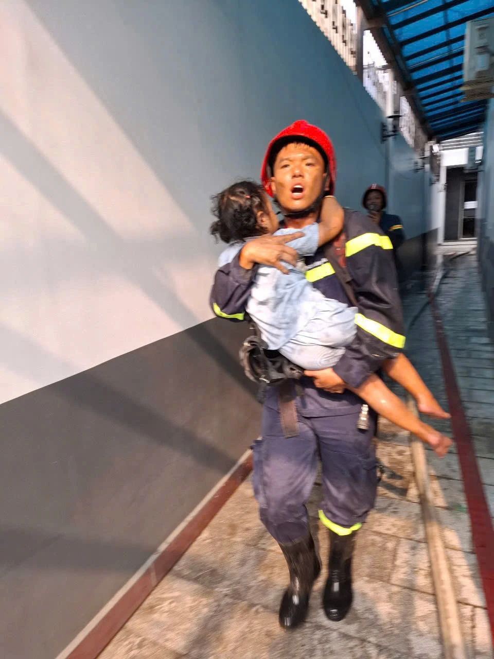 chiến sĩ PCCC (2).jpg