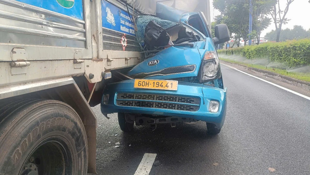 Xe tải thắng gấp gây tai nạn liên hoàn ở TP Thủ Đức, 1 tài xế mắc kẹt trong cabin