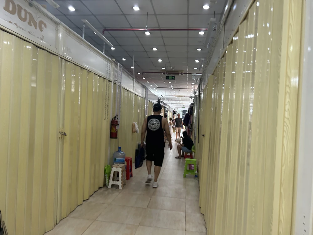 Trong quá trình kiểm tra, một số ki-ốt đã chủ động đóng cửa, dọn hàng trước khi lực lượng chức năng tiếp cận. Ảnh: HỒNG THẮM