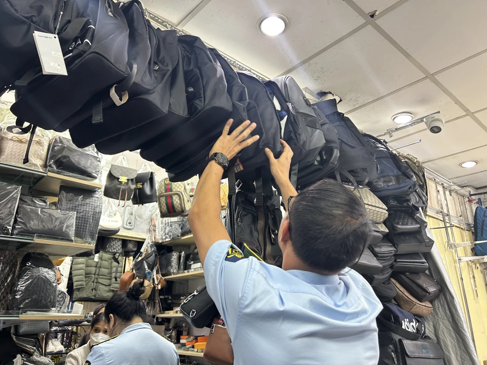 Tổ công tác kiểm tra tại cửa hàng kinh doanh túi xách, ba lô... Ảnh: HỒNG THẮM