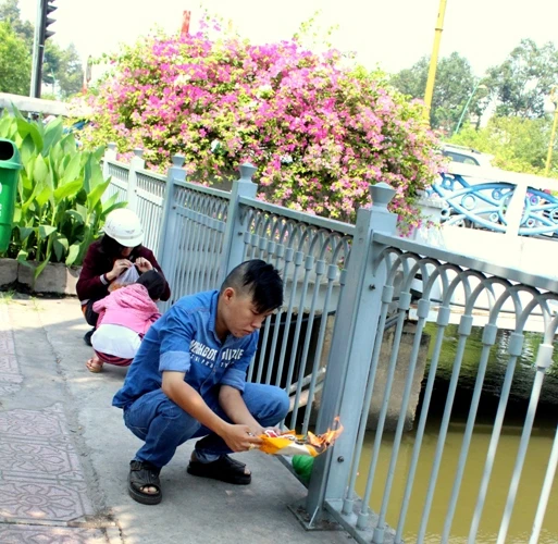 Cá chép vừa thả xuống kênh đã có người canh để bắt lại ảnh 10