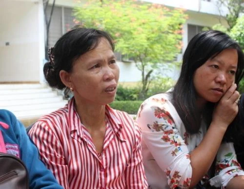 Nước mắt đau khổ của người mẹ mong mỏi điều kì diệu sẽ đến với con