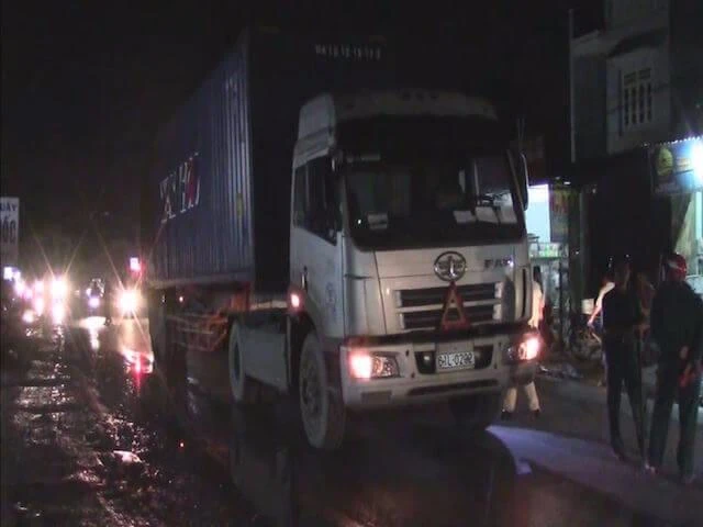 Va chạm xe máy và container, 1 người tử vong tại chỗ ảnh 1