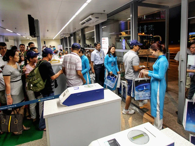 Hành khách làm thủ tục tại sân bay