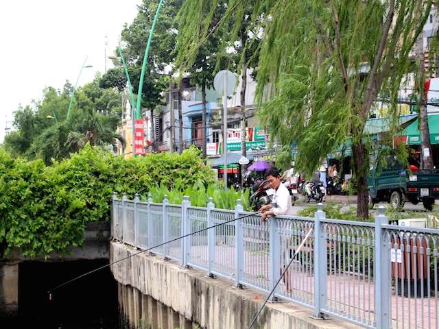 Nhiều người câu cá không chịu nổi mùi bốc lên tại khu vực cống xả cầu số 1 - Ảnh: Hông Trâm