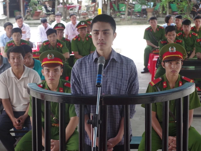 Công an dỏm lừa đảo tiền tỉ lãnh án ảnh 1 Bị cáo Vũ Hồng Hà tại phiên xét xử