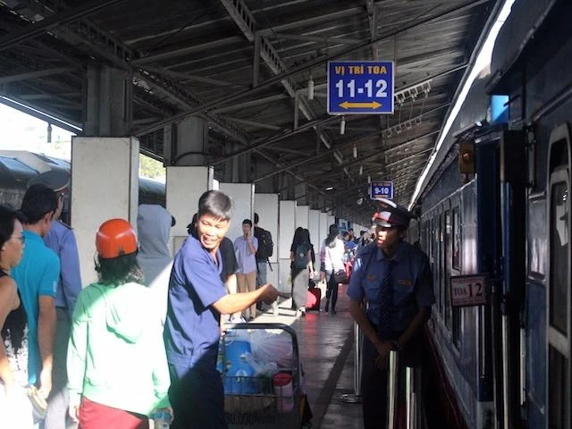 hành khách ở ga sài gòn