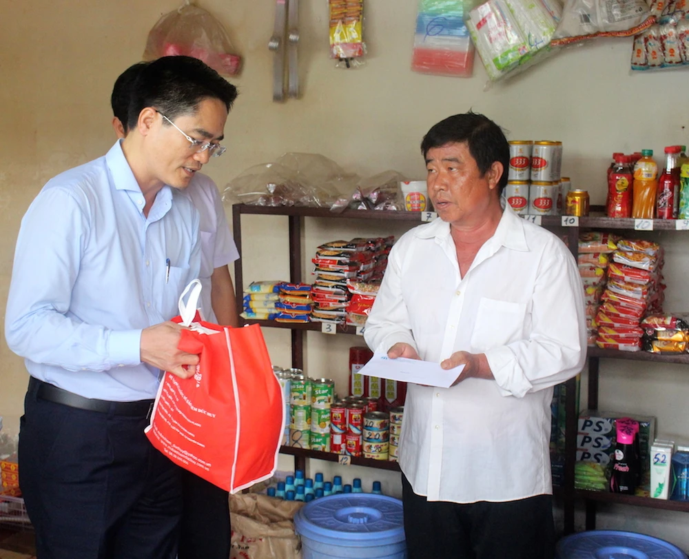 Thăm hỏi, tặng quà nạn nhân, gia đình nạn nhân TNGT ảnh 2