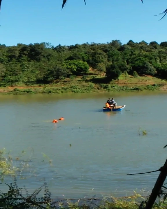 Lực lượng cứu hộ đang tiến hành tìm kiếm các nạn nhân vụ lật thuyền
