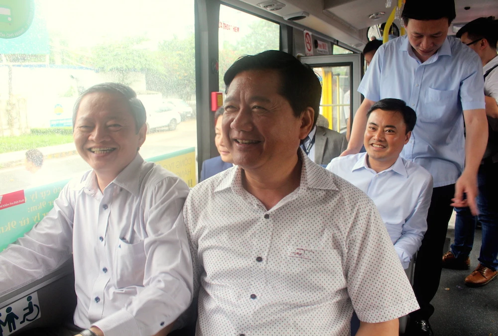 Bí thư Đinh La Thăng đi xe buýt mới từ Tân Sơn Nhất ảnh 3