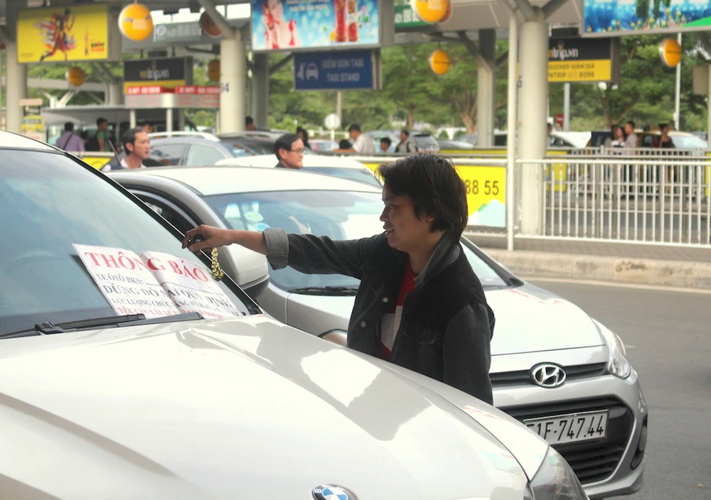 Ô tô bị khóa bánh vì đậu quá 3 phút ở sân bay ảnh 5