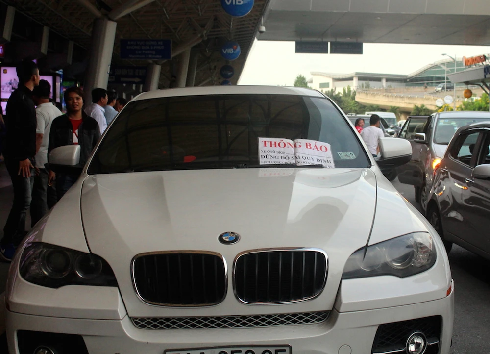 Ô tô bị khóa bánh vì đậu quá 3 phút ở sân bay ảnh 4