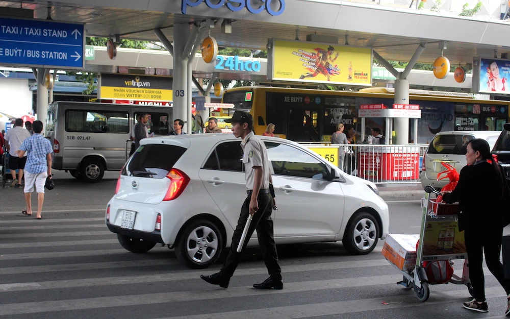 Ô tô bị khóa bánh vì đậu quá 3 phút ở sân bay ảnh 6