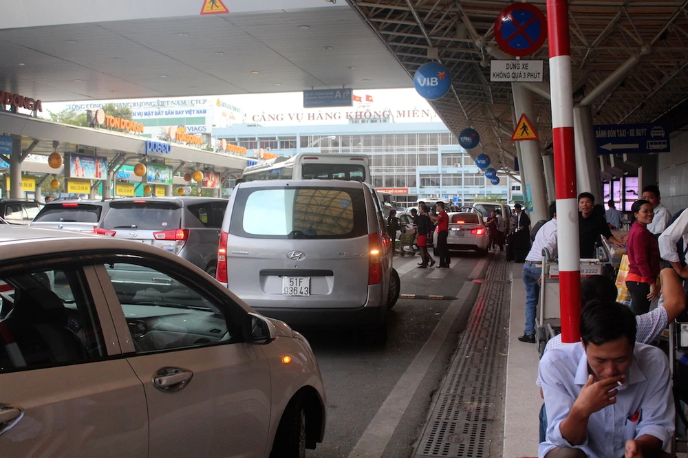 Ô tô bị khóa bánh vì đậu quá 3 phút ở sân bay ảnh 3