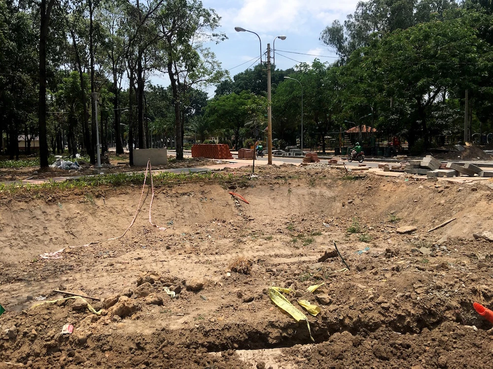 Đi công viên Gia Định, coi chừng... lọt hố! ảnh 5