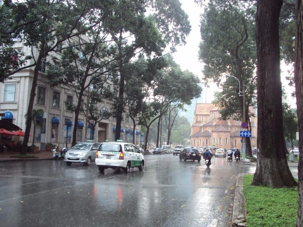 Đầu tháng 4, Sài Gòn đổ mưa to kèm sấm sét ảnh 1