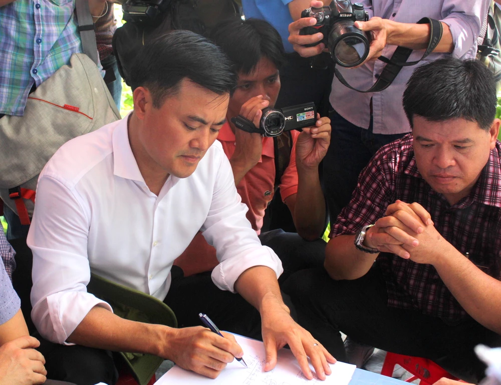 Gấp rút di dời dân trong một ngày tại điểm sạt lở Nhà Bè ảnh 7