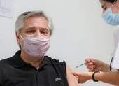 Tổng thống Argentina tiêm vaccine Sputnik V, ca ngợi Nga