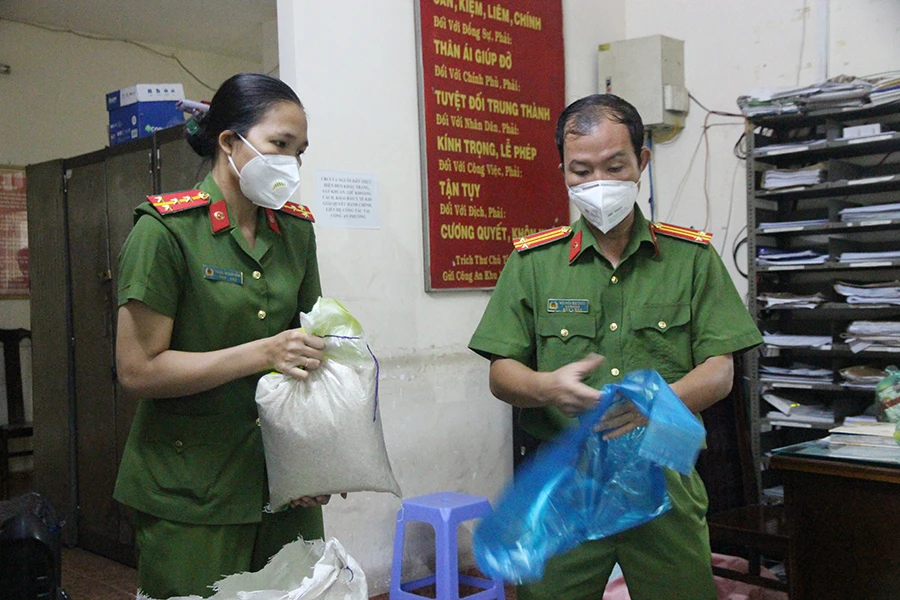 Công an phường xuyên đêm đem thực phẩm đến các khu trọ ảnh 3