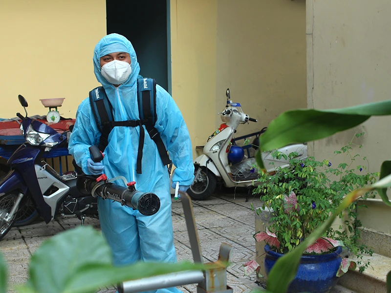 Chủ tịch phường và tình nguyện viên luôn nhận chở F0 ảnh 3