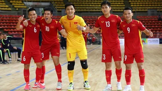 Người hùng Hồ Văn Ý và các đồng đội vui mừng sau chiến thắng nghẹt thở ở loạt luân lưu trước Myanmar. Ảnh: VFF