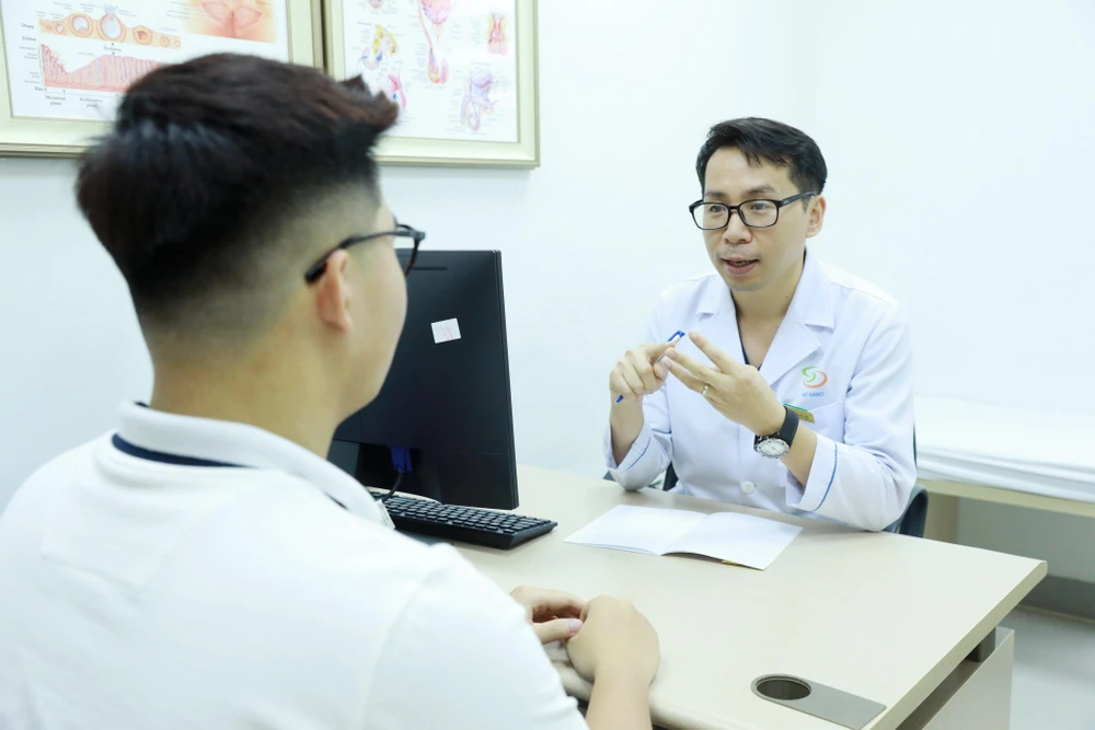 ThS-BS Đinh Hữu Việt khám sức khỏe sinh lý cho một bệnh nhân hậu COVID-19. Ảnh: NHƯ LOAN