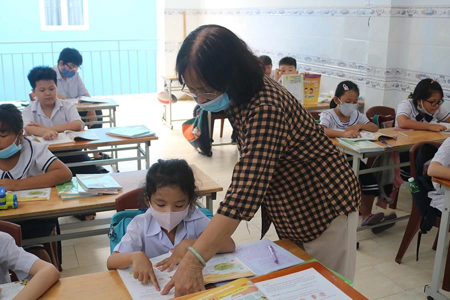 Ngôi trường được cải tạo từ hai căn nhà bị bỏ hoang, mỗi ngày cải tạo một chút dần dần đã khang trang hơn. Ảnh: TÚ NGÂN