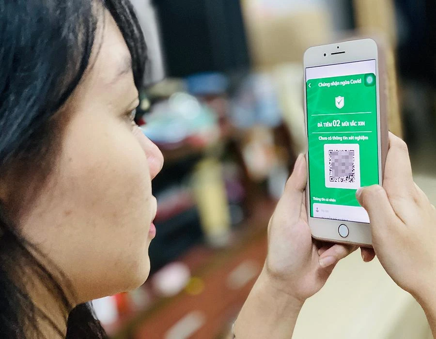 Theo báo cáo của Cục Công nghệ thông tin, Bộ Y tế, tính đến ngày 25-4, còn 7,6 triệu mũi tiêm chưa được cập nhật lên hệ thống tiêm chủng. Ảnh: HOÀNG GIANG