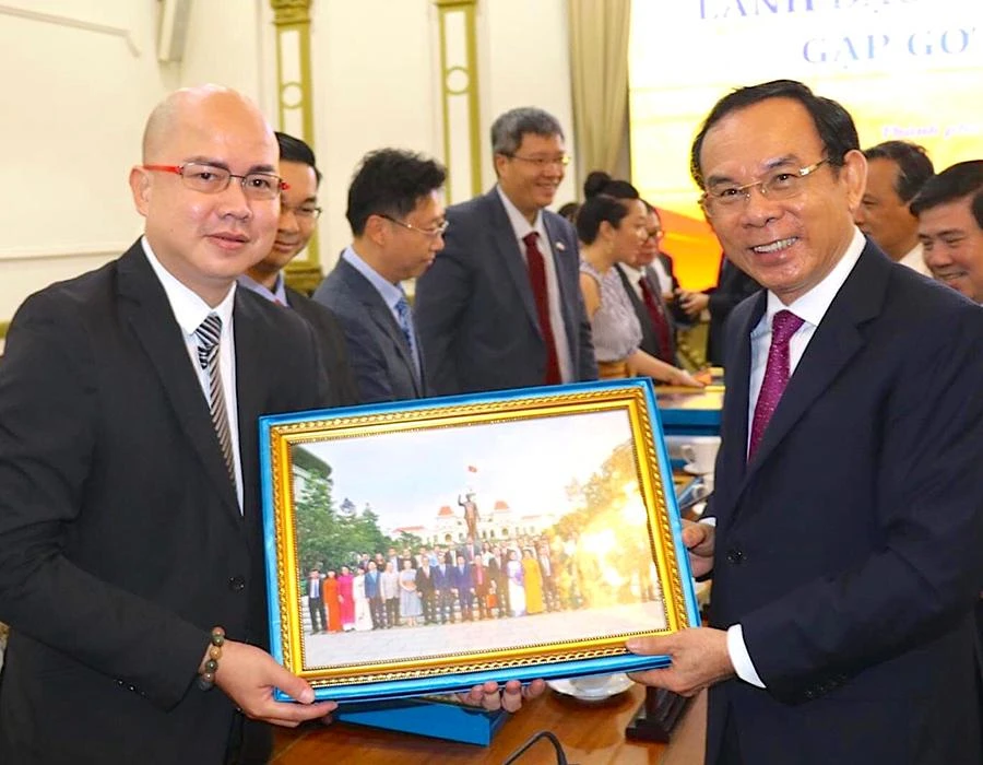 Kiều bào Danny Võ Thành Đăng (trái) trong một lần gặp gỡ Bí thư Thành ủy TP.HCM Nguyễn Văn Nên. Ảnh: LÊ THOA