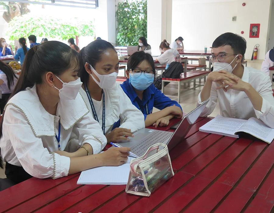 Sinh viên Trường ĐH Sư phạm TP.HCM trong giờ tự học tại trường. Ảnh: PHẠM ANH