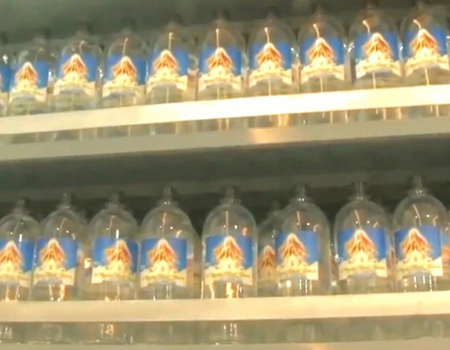 Những chai nước máy được quảng bá chữa lành COVID-19. Ảnh: V.TÙNG