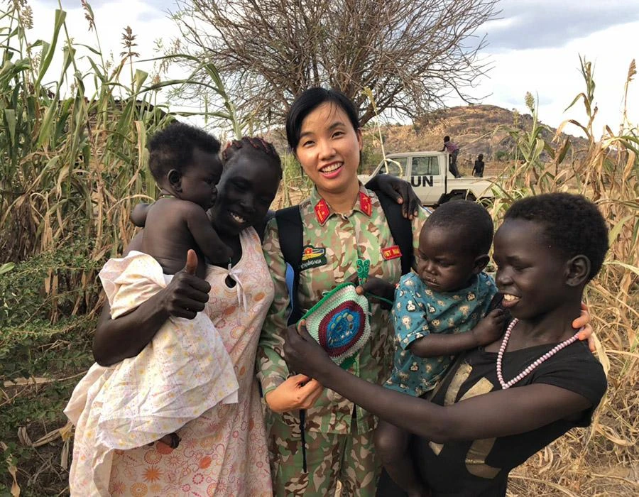 Trung tá ĐỗThị Hằng Nga thường đến cáckhu dâncưở châu Phi đểthăm người dânnghèo. Ảnh: GGHB VN