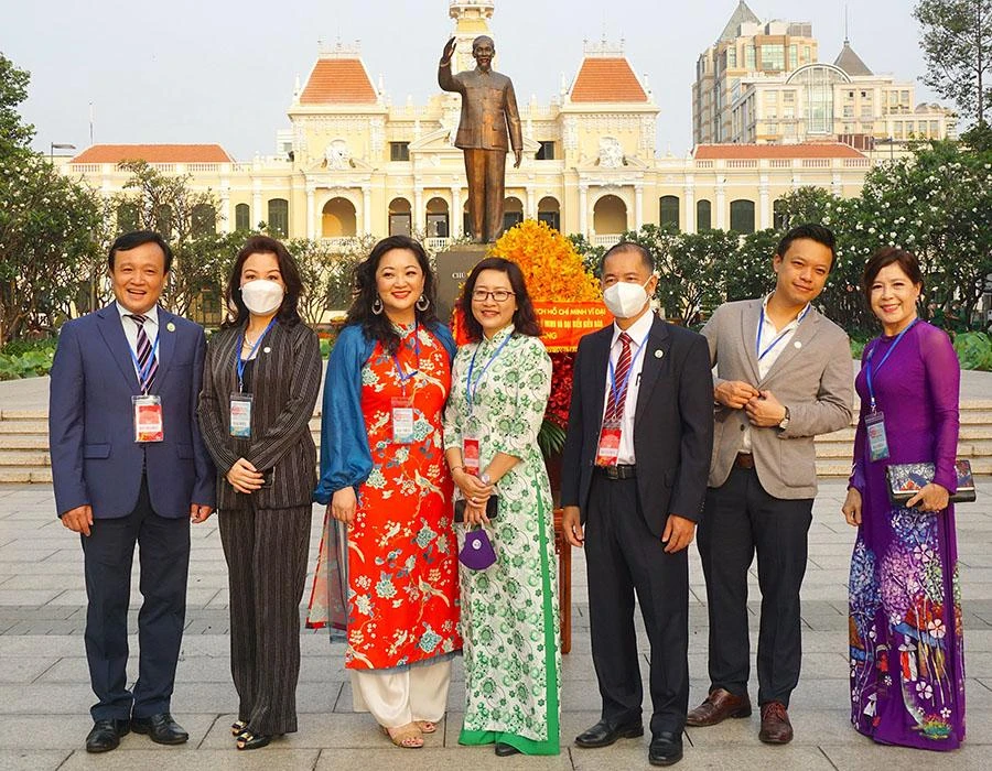 Bà Mimi Vũ (thứ ba từ trái sang) cùng các kiều bào và đại diện Ủy ban Người Việt Nam ở nước ngoài TP.HCM dâng hoa trước tượng đài Chủ tịch Hồ Chí Minh. Ảnh: MINH HOÀNG