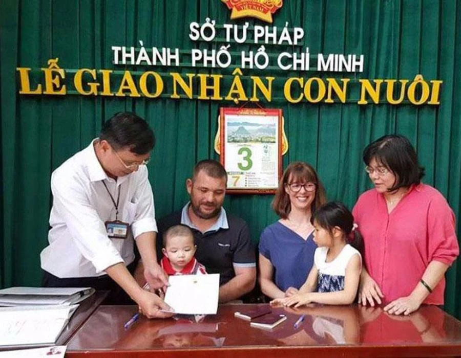 Nhận con nuôi phải đăng ký với cơ quan nhà nước có thẩm quyền mới được coi là hợp pháp. Ảnh: KP