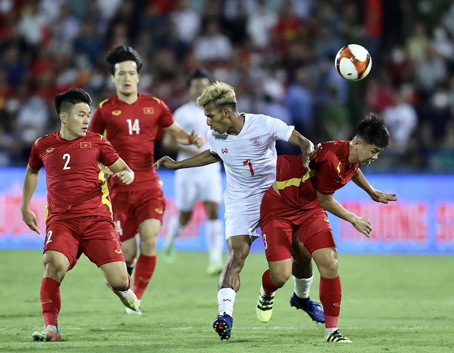 Hiệp 1 khó khăn và bế tắc với một Myanmar không chỉ phòng ngự số đông mà còn phản công sắc nét. Ảnh: ANH PHƯƠNG