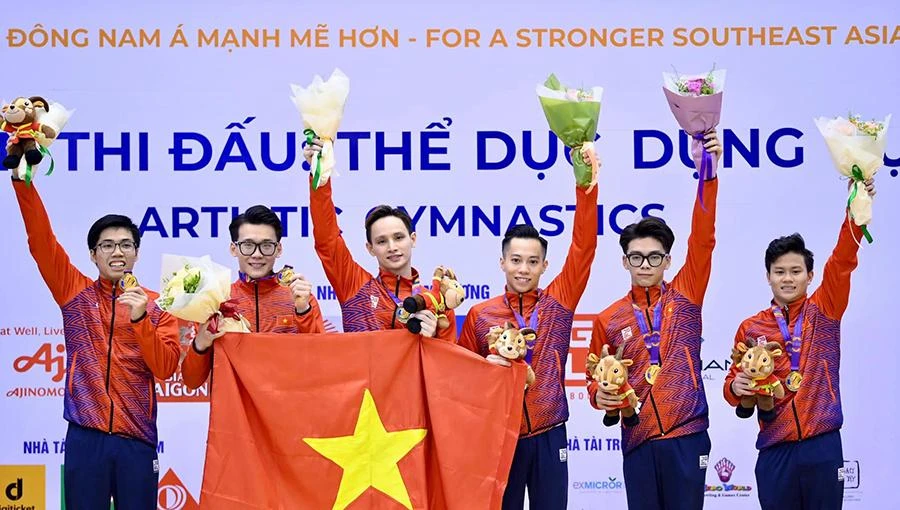 Đội tuyển thể dục dụng cụ nam trên bục nhận HCV. Ảnh: TUẤN MARK