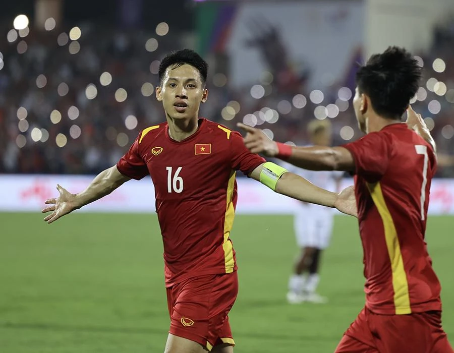 Hùng Dũng và Lê Văn Đô, hai cầu thủ tạo điểm nhấn trong chiến thắng nghẹt thở, vui mừng trong ánh đèn từ điện thoại của người hâm mộ làm nên bức tranh tuyệt đẹp.Ảnh: ANH PHƯƠNG