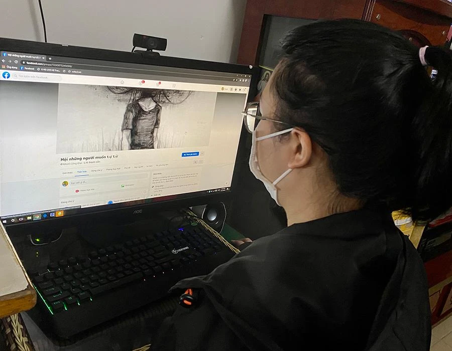 Người dùng mạng xã hội phải tự trang bị cho mình khả năng miễn nhiễm với các thông tin tiêu cực. Ảnh: TRƯỜNG GIANG