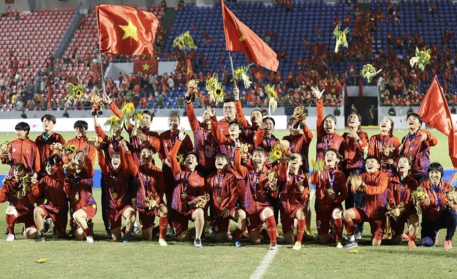 Lần thứ bảy bóng đá nữ VN vô địch SEA Games nhưng là lần thứ ba liên tiếp các thầy trò HLV Mai Đức Chung bước lên bục cao nhất. Ảnh: ANH PHƯƠNG