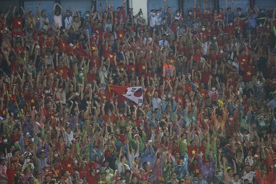 Người hâm mộ Việt Nam vỡ òa hạnh phúc sau bàn thắng của Mạnh Dũng. Ảnh: ANH PHƯƠNG