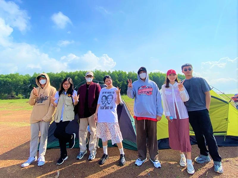 Lê Anh Phông (ngoài cùng bên trái) cùng bạn bè cắm trại tại hồ Trị An (Đồng Nai). Ảnh: NVCC