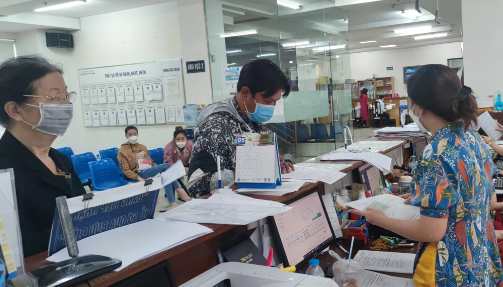 Người dân liên hệ cơ quan BHXH TP.HCM. Ảnh: NGUYỄN HIỀN