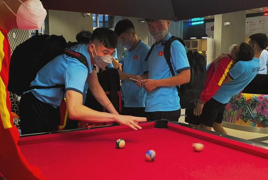 Phút thư giãn của các cầu thủ U-23 Việt Nam trước khi vào giải. Ảnh: VFF