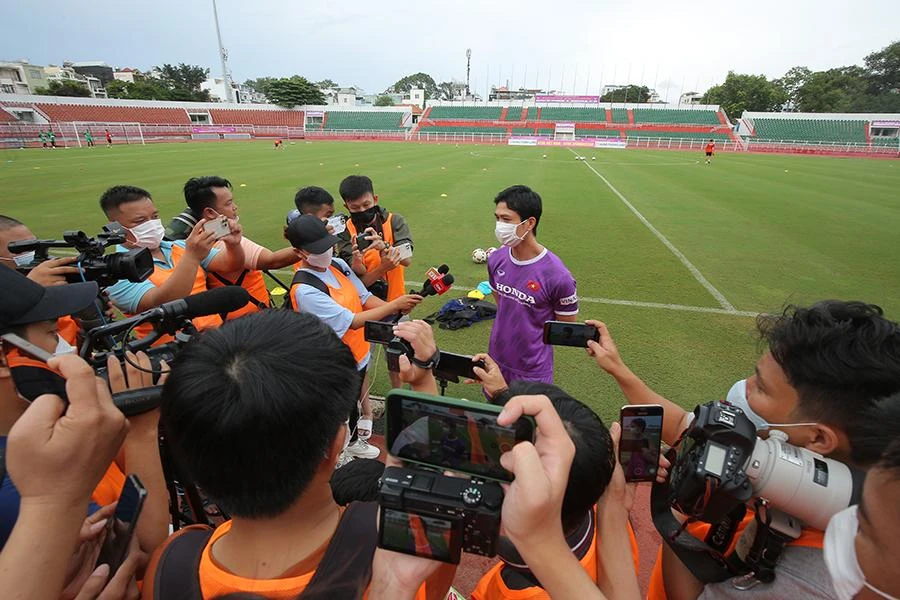 Công Phượng trả lời phỏng vấn ngay trên sân Thống Nhất. Ảnh: ANH PHƯƠNG