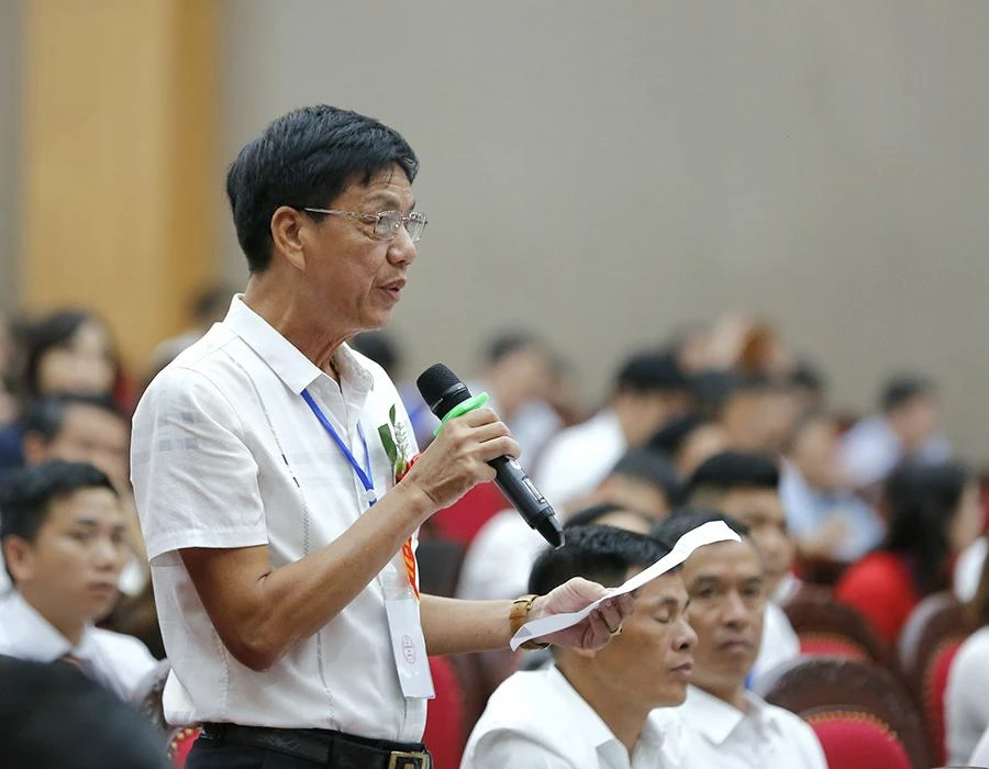 Nông dân Nguyễn Văn Thanh đến từ Hà Nội đang đặt câu hỏi tại buổi đối thoại. Ảnh: AN HIỀN Nông dân Nguyễn Văn Thanh đến từ Hà Nội đang đặt câu hỏi tại buổi đối thoại. Ảnh: AN HIỀN