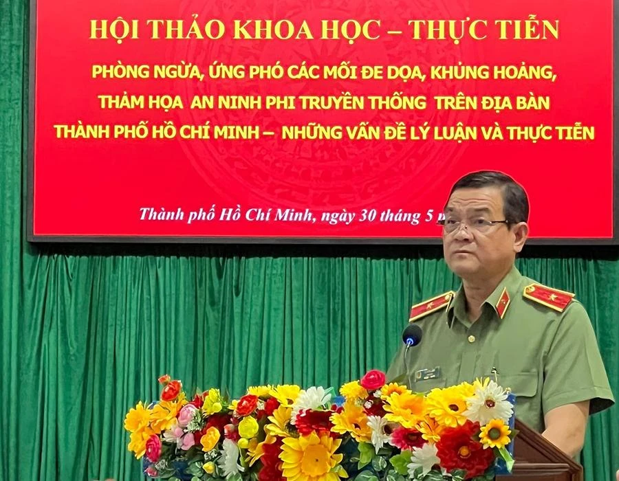 Thiếu tướng Lê Hồng Nam, Giám đốc Công an TP.HCM, phát biểu tại hội thảo. Ảnh: TỰ SANG