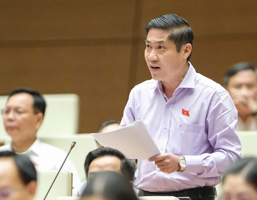 Đại biểu Quốc hội Phan Thái Bình (Quảng Nam) thảo luận trong phiên họp toàn thể, Quốc hội khóa XV, kỳ họp thứ ba, ngày 1-6. Ảnh: TN